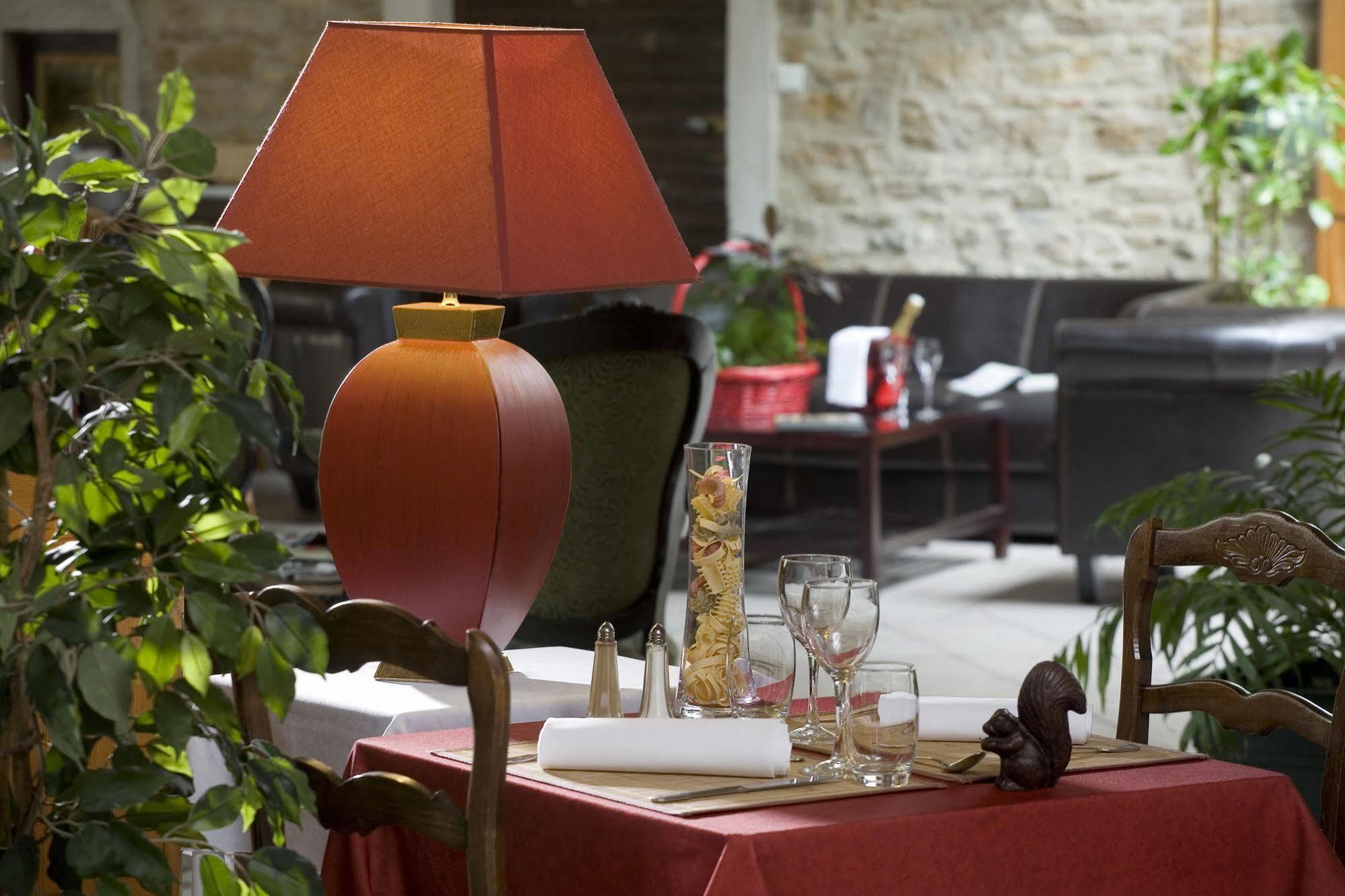Logis Hotel Tante Yvonne & Son Restaurant Semi-Gastronomique - Lyon Nord Quincieux Dış mekan fotoğraf